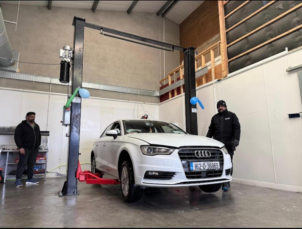 Royal Auto Tec team